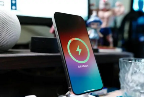 咸阳苹果15换屏服务分享用什么充电器给iPhone15充电更好 